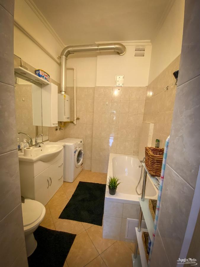 Lovely Central Apartment With Free Parking, Koezponthoz Koezeli 3 Szobas Lakas Győr Eksteriør bilde